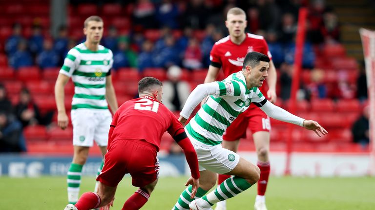 ABERDEEN, SCOTLAND - MAY 04: Tom Rogic of Celtic controls the ball away from Dominic Ball of Aberdeen during the Ladbrokes Scottish Premiership match between Aberdeen and Celtic at Pittodrie Stadium on May 04, 2019 in Aberdeen, Scotland. (Photo by Ian MacNicol/Getty Images)