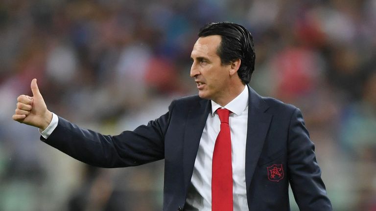 Unai Emery gives a thumbs up during the Europa League final