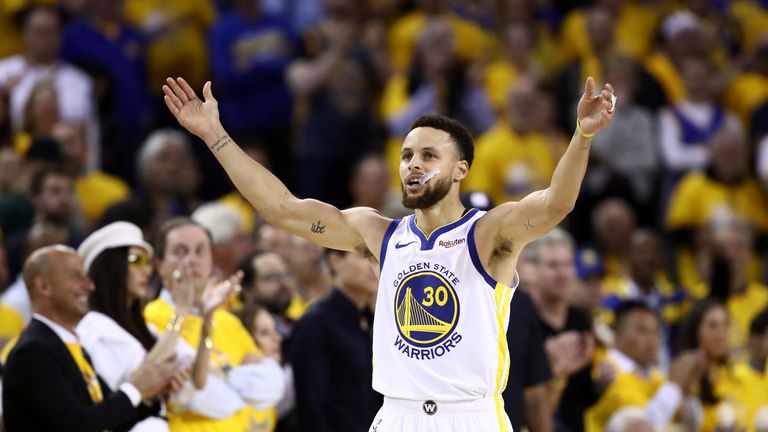 Stephen Curry salutes the Oracle Arena crowd during the Golden State Warriors' Game 5 against the Houston Rockets
