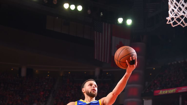Stephen Curry scores with a finger roll in the Warriors' Game 6 win over the Rockets