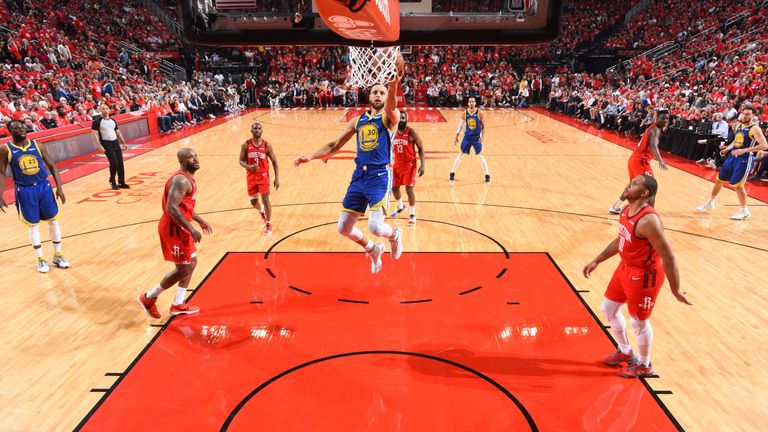 Stephen Curry scores at the rim during the Golden State Warriors&#39; series-clinching Game 6 win over the Houston Rockets