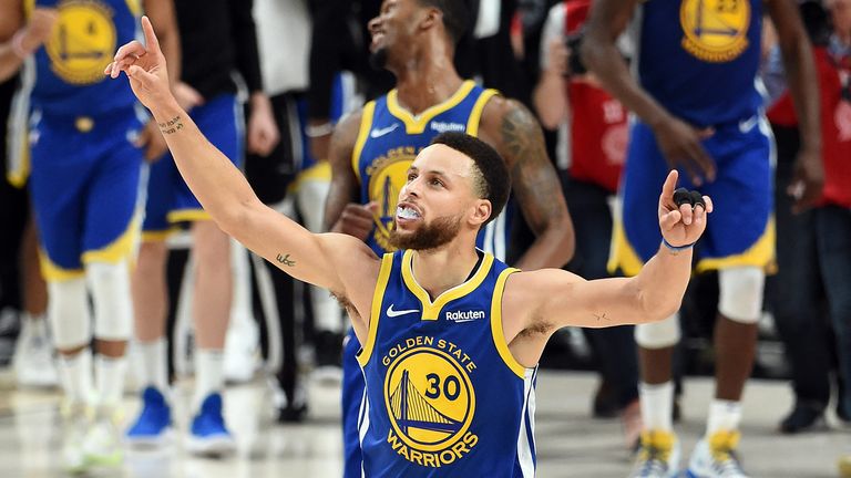 Stephen Curry celebra durante los Guerreros & # 39; el juego 4 de la serie se impuso a los Trail Blazers