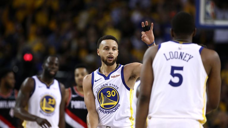 Stephen Curry high-fives Warriors reserve Kevon Looney