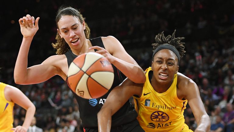 Dearica Hamby shields the ball from Nneka Ogwumike 