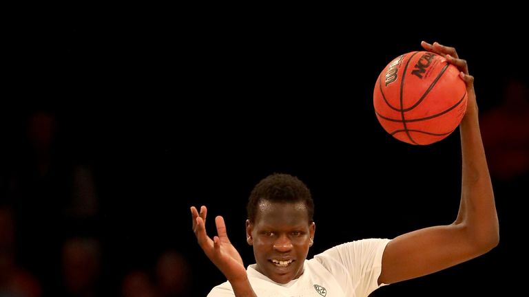 Bol Bol in action for Oregon