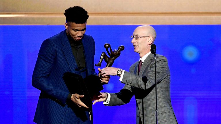 Adam Silver presenta a Giannis Antetokounmpo con el premio al Jugador más valioso 2018-19