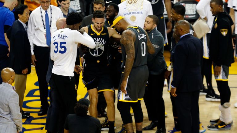 Klay Thompson es ayudado a salir de la cancha después de romper su ACL en el Juego 6 de las Finales de la NBA