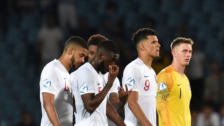 England players look dejected after their late defeat by France