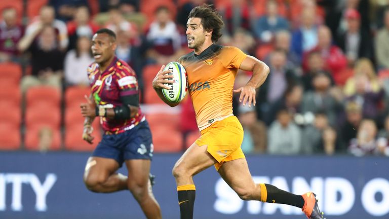 Felipe Ezcurra on his way to scoring for the Jaguares
