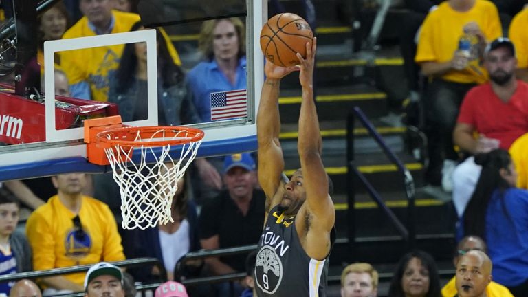 El clavado de la noche de Andre Iguodala para Warriors