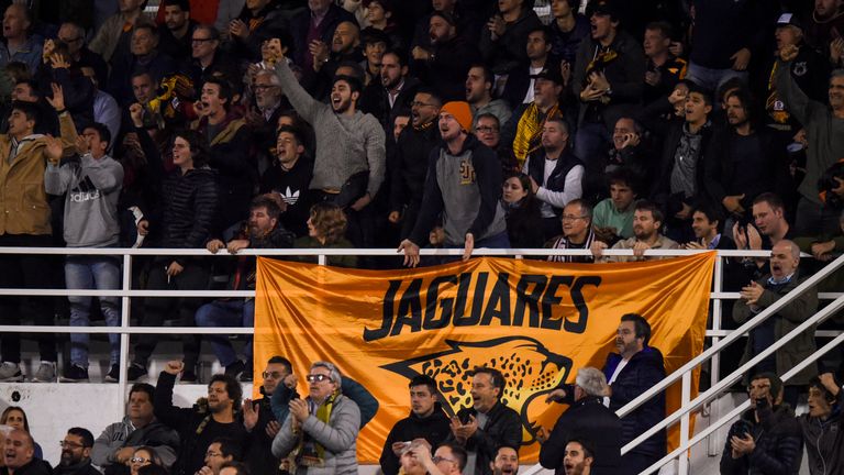 BUENOS AIRES, ARGENTINA - JUNE 21: Fans of Jaguares cheer for their team during a Quarter Final match between Jaguares and Chiefs as part of Super Rugby 2019 on June 21, 2019 in Buenos Aires, Argentina. (Photo by Marcelo Endelli/Getty Images)