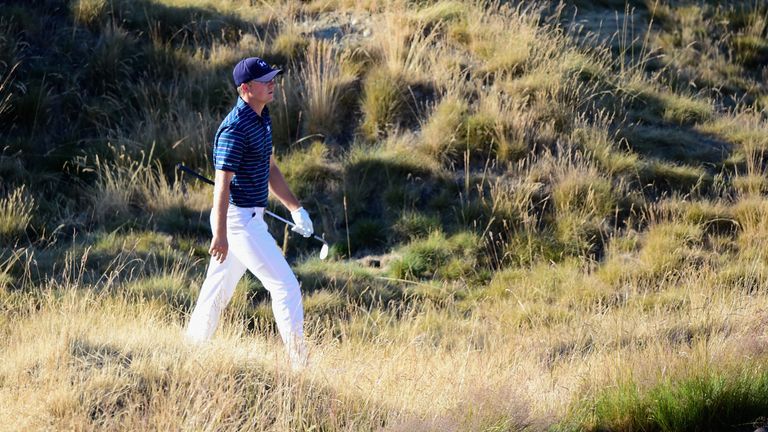 Jordan Spieth trudges through the rough on his way to victory in 2015