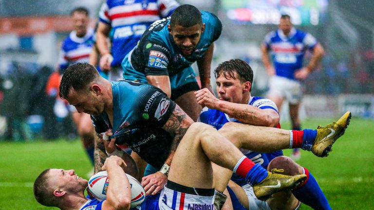 Wakefield's Ryan Hampshire and Leeds' Richie Myler clash