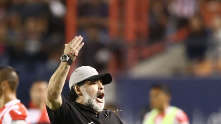 Diego Maradona has thrown his hat into the ring to become the next Manchester United boss