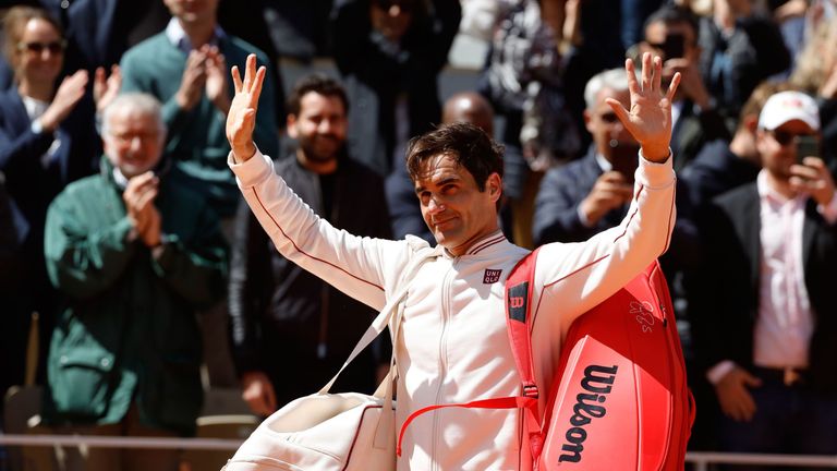 Roger Federer acknowledges the support from the Philippe-Chatrier crowd 