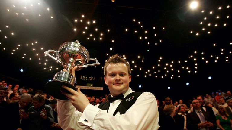 SHEFFIELD, ENGLAND - MAY 2:  Shaun Murphy holds the trophy after winning the Embassy World Snooker Final against Matthew Stevens at the Crucible Theatre on May 2, 2005 in Sheffield, England. (Photo by Clive Rose/Getty Images)  *** Local Caption *** Shaun Murphy