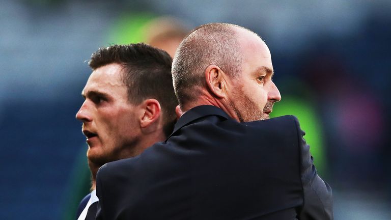 Steve Clarke felicita a Andy Robertson