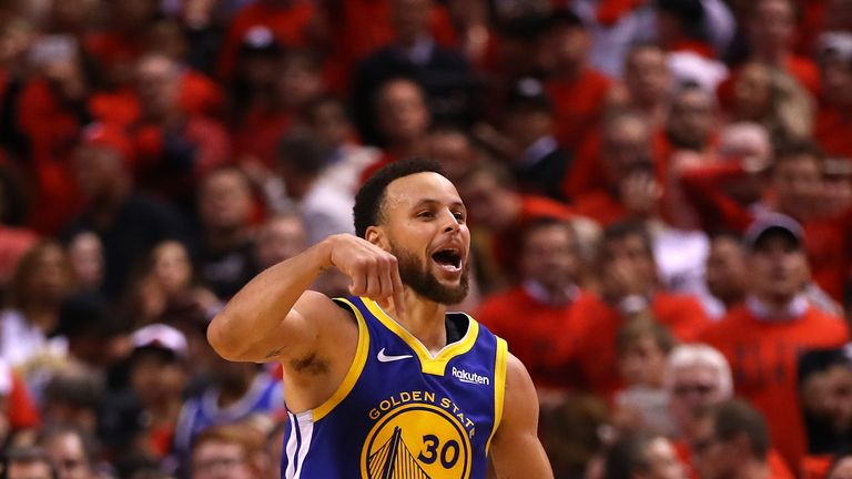 Stephen Curry celebra un último triplete durante los Warriors & # 39; Juego 5 gana