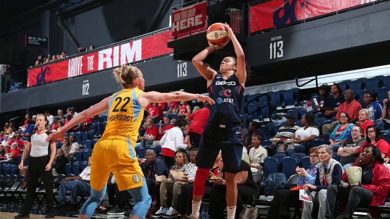 Kristi Toliver spots up against the Chicago Sky