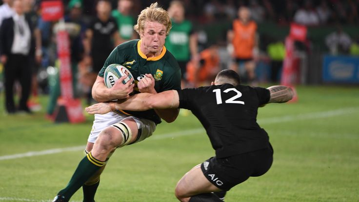  Pieter-Steph du Toit looks to get past the All Blacks defence