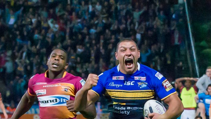 Ryan Hall breaks free to score the match-winner for Leeds Rhinos as they clinched the 2015 League Leaders' Shield in the most dramatic circumstances