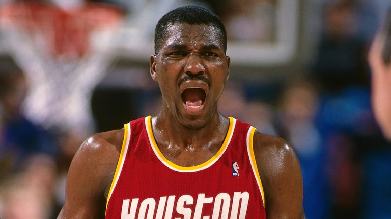 Hakeem Olajuwon en acción para los Rockets durante su temporada 1995 ganadora del título