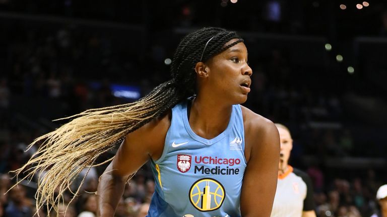 Jantel Lavender prepares to pass for the Chicago Sky