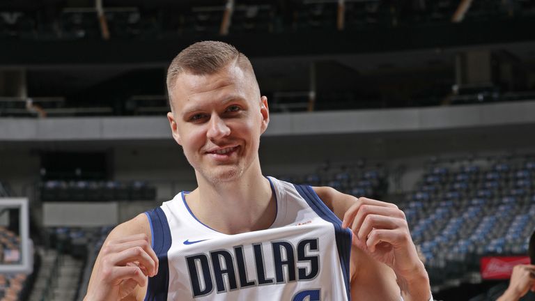 Kristaps Porzingis posa en una práctica de los Mavericks