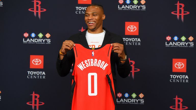 Russell Westbrook es presentado como miembro de los Houston Rockets