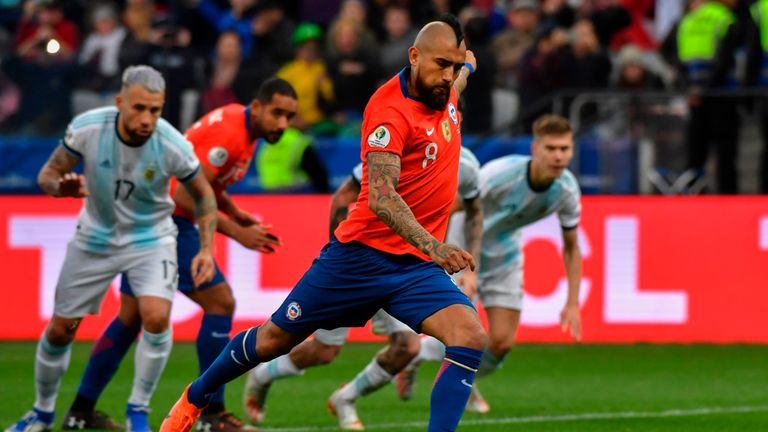 Arturo Vidal reduces Chile's arrears from the penalty spot