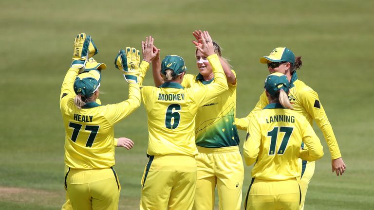 Australia's Ellyse Perry (centre) celebrates the wicket of England's Tammy Beaumont