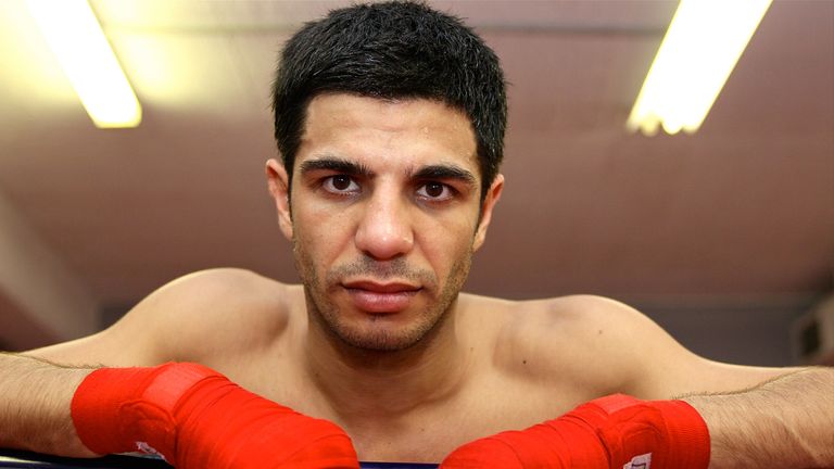 Australian boxer Billy Dib believes their are 'chinks' in Amir Khan's armour ahead of their fight.