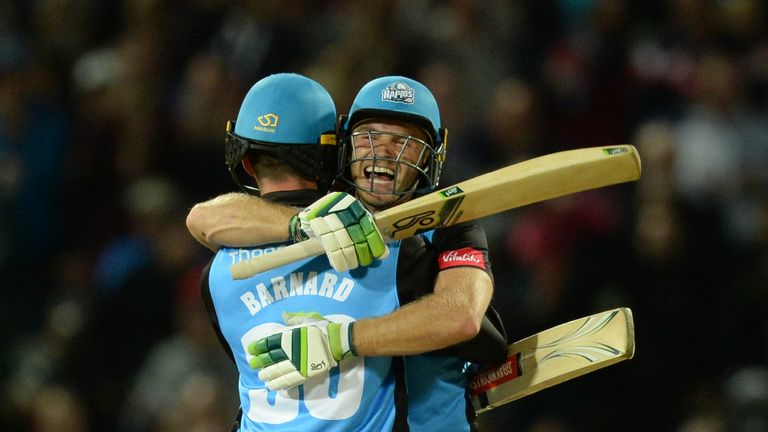 Ben Cox (R) and Ed Barnard celebrate Worcestershire Rapids' Vitality Blast triumph in 2018