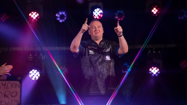 BETFRED WORLD MATCHPLAY 2019.WINTER GARDENS,.BLACKPOOL.PIC;LAWRENCE LUSTIG.ROUND I .ADRIAN LEWIS V GLEN DURRANT.GLEN DURRANT IN ACTION