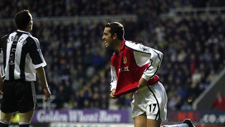 Edu celebrating a goal for Arsenal against Newcastle in 2002