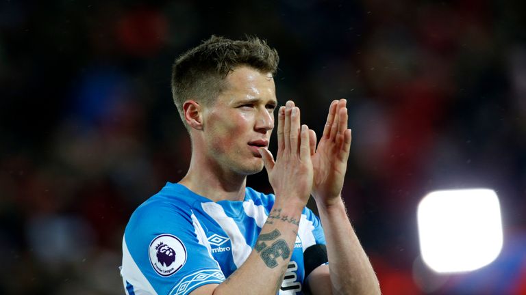 Erik Durm, Liverpool v Huddersfield 2018/19