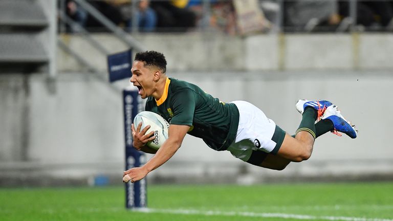 Jantjies scores a late try for the Boks