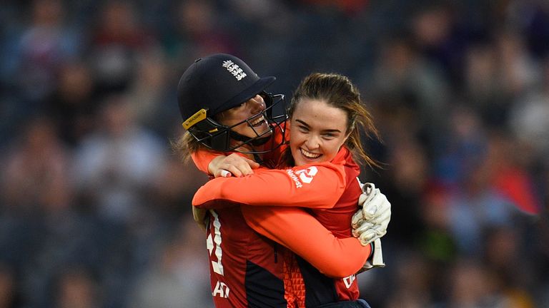 Mady Villiers (derecha) celebra con el wicketkeeper Amy Jones durante el tercer T20 contra Australia en julio