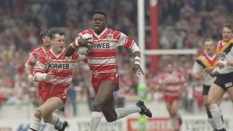 Apr 1993: Martin Offiah of Wigan running with the ball during the 1993 Challenge Cup Final at Wembley Stadium, London, England. Wigan beat Bradford by 50-8. \ Mandatory Credit: Allsport/Allsport