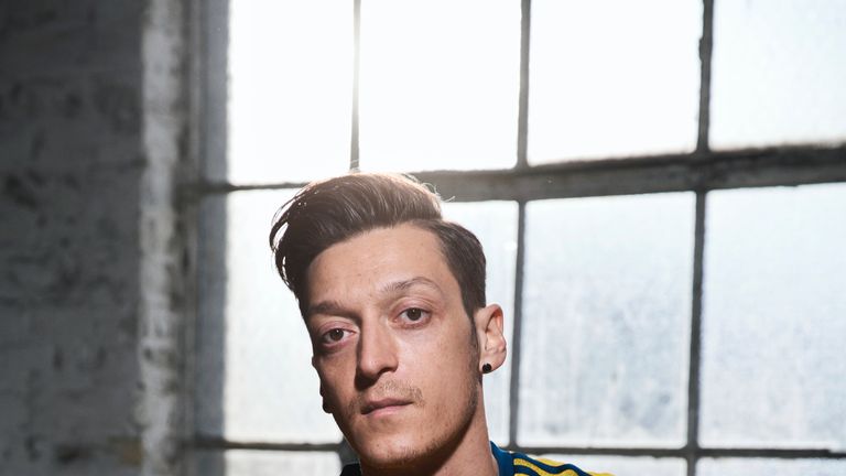 Mesut Ozil shows off Arsenal's iconic '90s strip reimagined      
