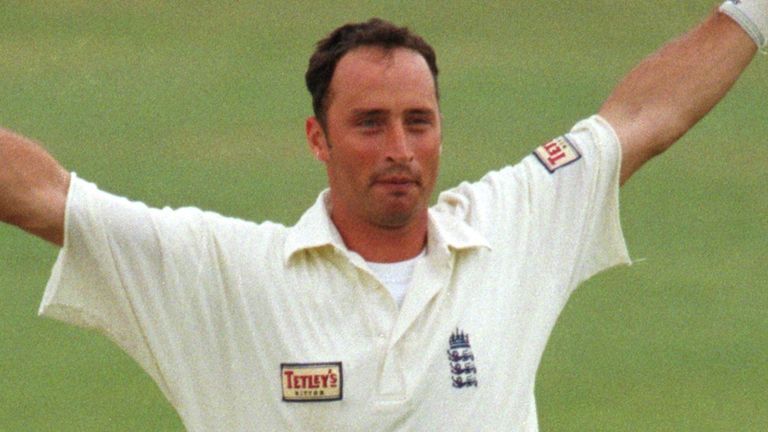 Nasser Hussain celebra su doble centenar contra Australia en las cenizas de 1997 en Edgbaston