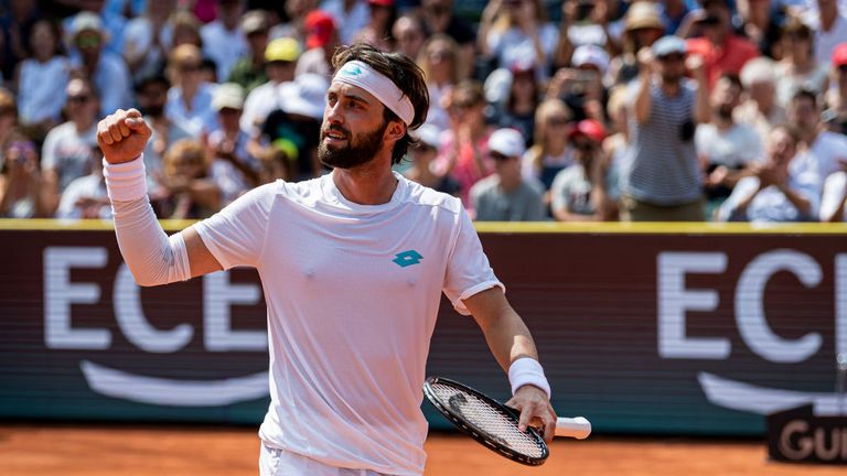 Nikoloz Basilashvili celebrating his victory in Hamburg