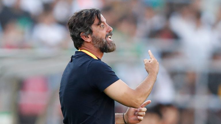 Quique Sanchez Flores gesticulating while managing Shanghai Shenhua