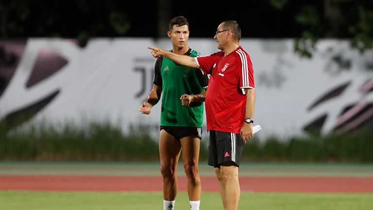 Sarri speaks to Ronaldo during Juventus training