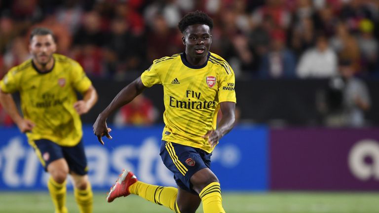 Bukayo Saka hizo su debut en el primer equipo en noviembre pasado en la Europa League