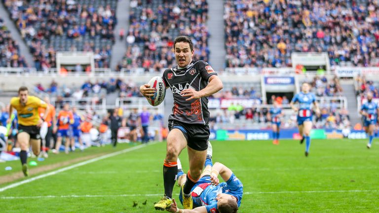 Picture by Alex Whitehead/SWpix.com - 21/05/2017 - Rugby League - Dacia Magic Weekend - Castleford Tigers v Leeds Rhinos - St James' Park, Newcastle, England - Castleford's Tom Holmes runs in for a try.