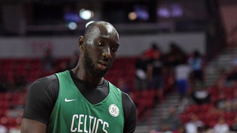 Tacko Cae en acción para los Boston Celtics en la Summer League