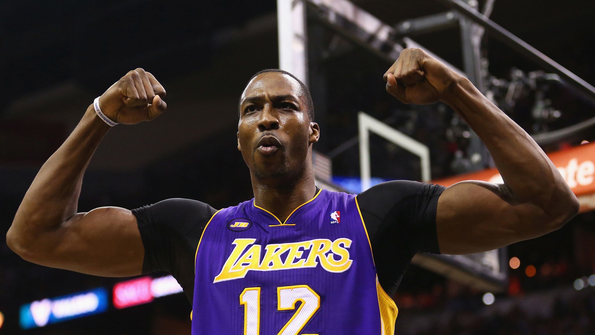 Dwight Howard thriving for Lakers in smallest role of his NBA