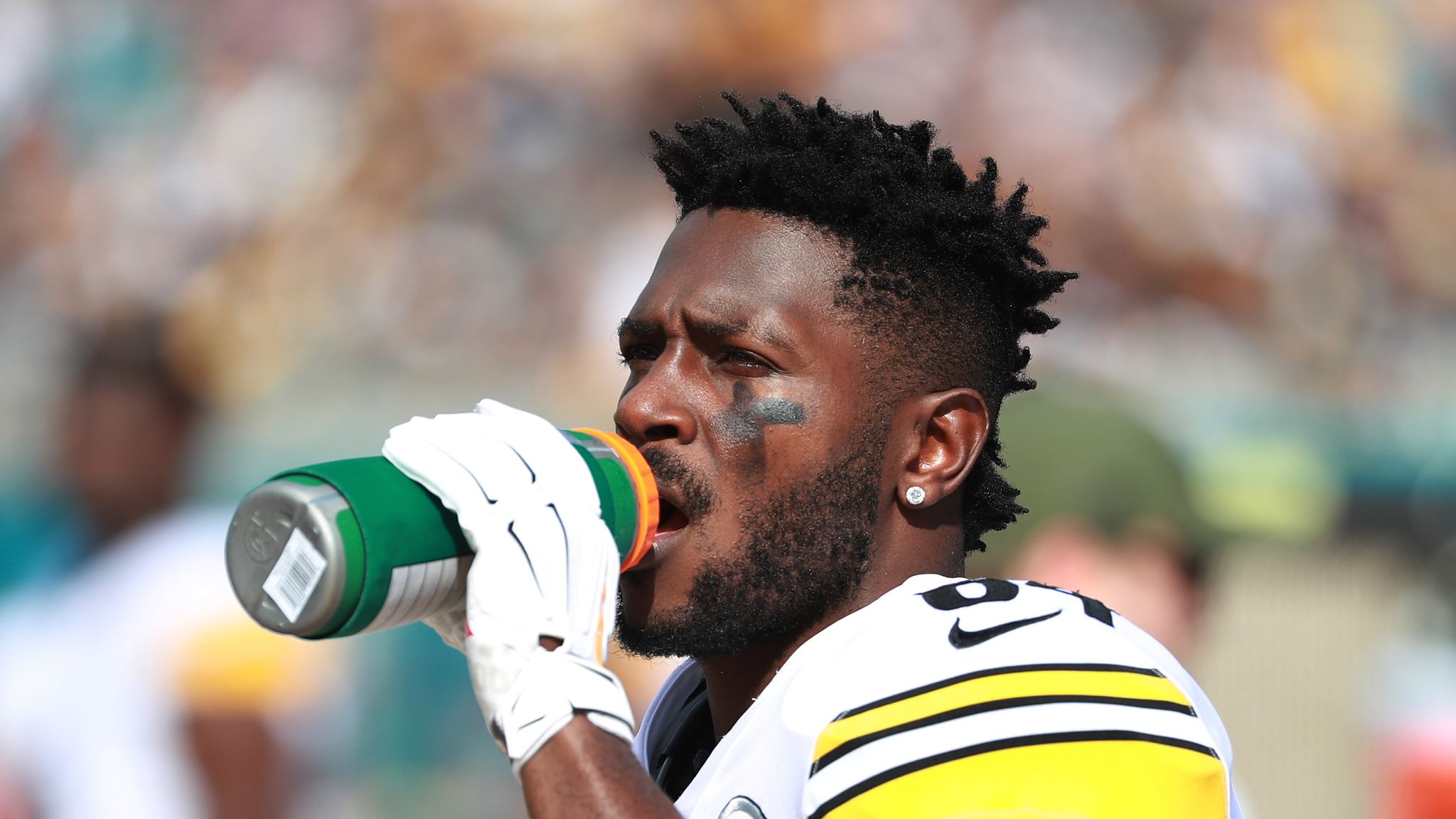 Canucks join in Antonio Brown fun, invite former Raiders star to training  camp