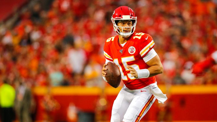 KANSAS CITY, MO - AUGUST 24: Patrick Mahomes #15 of the Kansas City Chiefs looks for an open receiver in preseason game action against the San Francisco 49ers at Arrowhead Stadium on August 24, 2019 in Kansas City, Missouri. (Photo by David Eulitt/Getty Images)